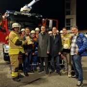 Spendenübergabe an Jugendfeuerwehr. Erste Reihe v. l.: Michael Hollerith, Johannes Mittermeier, Andreas Lang, Matthias Andres, Marcus Neubert und Robert Petermeier