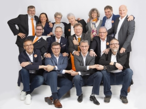 FWG-Kandidaten für die Gemeinderatswahl 2026 — v.l.n.r. oben: Valentin Mágori (4), Dr. Sabine Kaiser-Röhrich (10), Sabine Düring (14), Sabine Ebbinghaus-Guschke (5), Claudia Reinhardt (7), Robert Petermeier (12), Siegfried Schimpf (13);Mitte: Markus Dieminger (11), Dr. Gerhard Röhrich (6), Jürgen Martl (8), Wolfgang Richter (15);
unten: Andreas Lang (9), Günter Scherzl (1), Matthias Andres (2), Bernhard Slawik (3)